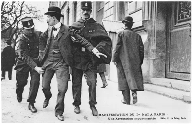 Demonstrasjonen for 1. mai i Paris, en travel arrestasjon, postkort av E.Le Deley (helio)